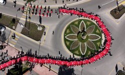 Öğrenci ve velileri ile öğretmenler 200 metrelik Türk bayrağıyla yürüdü / Ek fotoğraflar