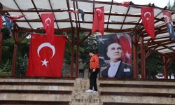 Ortaokul öğrencisi Çınar bayrakları tek tek düzelti, o anlar cep telefonu kamerasında