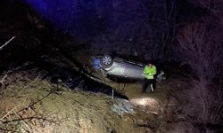 Otomobil dere yatağına devrildi; 2 yaralı