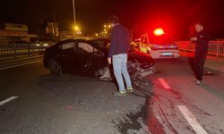 Otomobil, köprüdeki korkuluklara çarptı; 3 yaralı