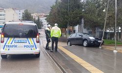 Otomobilin elektrik direğine çarptığı kaza kamerada