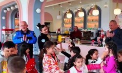 Polisler, ilkokul öğrencilerinin bayramını etkinlikle kutladı