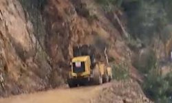 Rize'de heyelan; iş makinesi operatörü saniyelerle kurtuldu