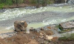 Rize'de yamaçtan kopan kaya, dereye yuvarlandı; o anlar kamerada