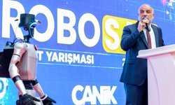 Sınava giren öğrencileri insansı robot karşıladı