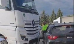 TIR'ın, çarptığı otomobili metrelerce sürüklediği kaza kamerada