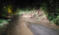 Trabzon'da heyelan; mahalle yolu ulaşıma kapandı