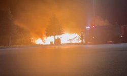 Yol kenarındaki manav tezgahı alev alev yandı
