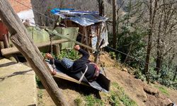 Yol olmayan eve çelik tel üzerinde tehlikeli yolculuk