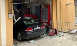 AFren yerine gaz pedalına bastı, ziyarete gittiği arkadaşının iş yerine otomobille girdi
