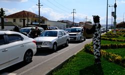 Akan trafikte inek kostümüyle sürücülere hız yapmayın uyarısı