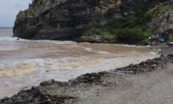 Bartın'da sağanağın ardından deniz çamur rengini aldı