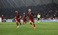 Çorum FK'da taraftarlar takım otobüsünün önünü kesip meşalelerle finali kutladı