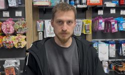 Dükkanının önünde bulduğu kedisiyle her gün kucaklaşıyor