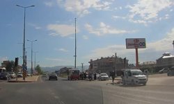 Hafif ticari araç ile özel halk otobüsü çarpıştı; kaza kamerada