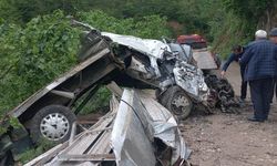 Kamyonetin dik yamaçtan yuvarlandığı kaza kamerada; 2 yaralı / Ek fotoğraflar