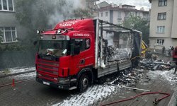 Kastamonu'da kargo yüklü kamyonun kasası yandı