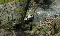 Minibüs dereye devrildi: 1 ölü