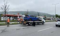 Minibüsten inip yolun karşısına geçerken otomobilin çarptığı kadın, öldü