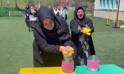 Okul bahçesinde anneler çocuklar gibi eğlendi