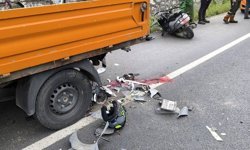 Park halindeki kamyonete çarpan motosikletin sürücüsü öldü