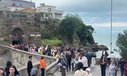 Sağanağın etkili olduğu Amasra'da bayram yoğunluğu