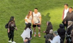 Şampiyonluk kutlamalarında futbolcudan sürpriz evlilik teklifi