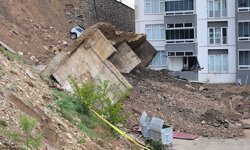 Tokat'ta istinat duvarının çökme anı kamerada