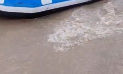 Tokat'ta su basan evlerinde mahsur kalanları AFAD botla kurtardı