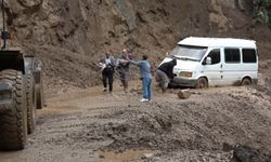 Trabzon'da heyelan; minibüsteki 3 kişi son anda kurtuldu
