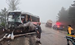 Yolcu minibüsü ile tanker çarpıştı: 3 yaralı