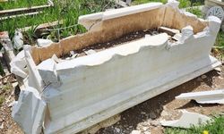 Bolu'da iki mezarın taşları kırılıp, zarar verildi