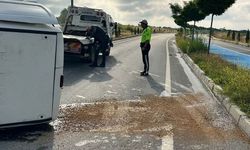 Devrilen hafif ticari araçta sıkışan sürücü yaralandı
