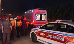 Düğün salonu önünde araçta sıkışan yaralılar kurtarılmaya çalışırken eğlence devam etti