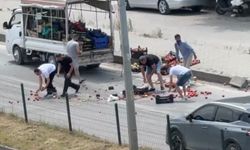 Kamyonetin kasasından yola saçılan meyve ve sebzeler, diğer sürücülerin yardımıyla toplandı
