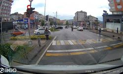 Kırmızı ışıkta geçen motosiklet, otomobile çarpt;, o anlar kamerada
