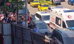 Mendilleri alınan satıcı, darbediliyormuş gibi davranıp, kendini yerlere vurdu