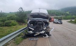 Minibüs ile otomobilin çarpıştığı kaza kamerada; 6 yaralı