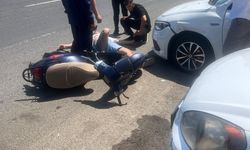 Motosiklet park halindeki otomobile çarptı: 1 yaralı
