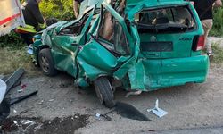 Ordu'da minibüs, park halindeki otomobile çarptı: 3 yaralı