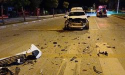 Otomobil, kırmızı ışıkta başka araca çarptı; 2 yaralı