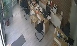 Otomobilin, iş yerinin duvarına çarptığı kaza kamerada