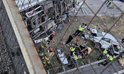 Otoyolda lastiği patlayan TIR, otomobile çarpıp devrildi: 6 yaralı