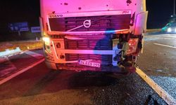 TIR, kırmızı ışıkta bekleyen otomobile çarptı: 3 yaralı