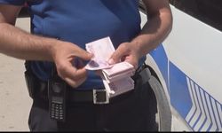 Yolda bulduğu 2 bin 400 TL'yi polise teslim etti