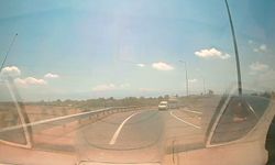 Yolu şaşıran sürücü ters şeritten geri geldi o anlar araç içi kamerasına yansıdı