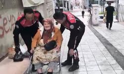 Yunus polisi, yürüteciyle giderken zorlanan kadını sandalyeyle taşıyıp evine bıraktı