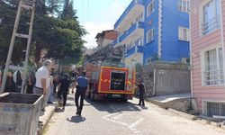 Alevlerin sardığı evde mahsur kalan görme engelli kadını itfaiyeciler kurtardı