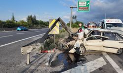 Anadolu Otoyolu'nda otomobil bariyere çarptı 3 yaralı