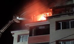 Bolu'da bir apartmanın çatı katı alev alev yandı